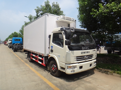 東風5米廂長多利卡冷藏車