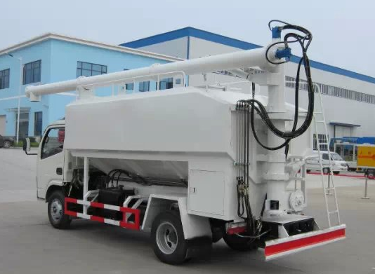 小噸位散裝飼料運(yùn)輸車(chē)