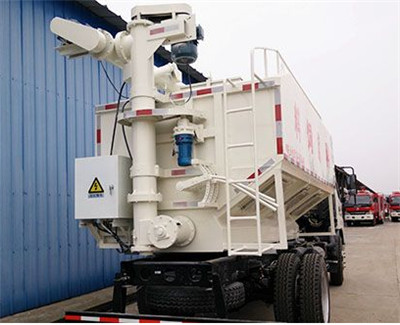 小噸位散裝飼料運(yùn)輸車(chē)