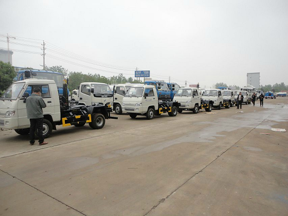 福田時(shí)代2.5方鉤臂式垃圾車