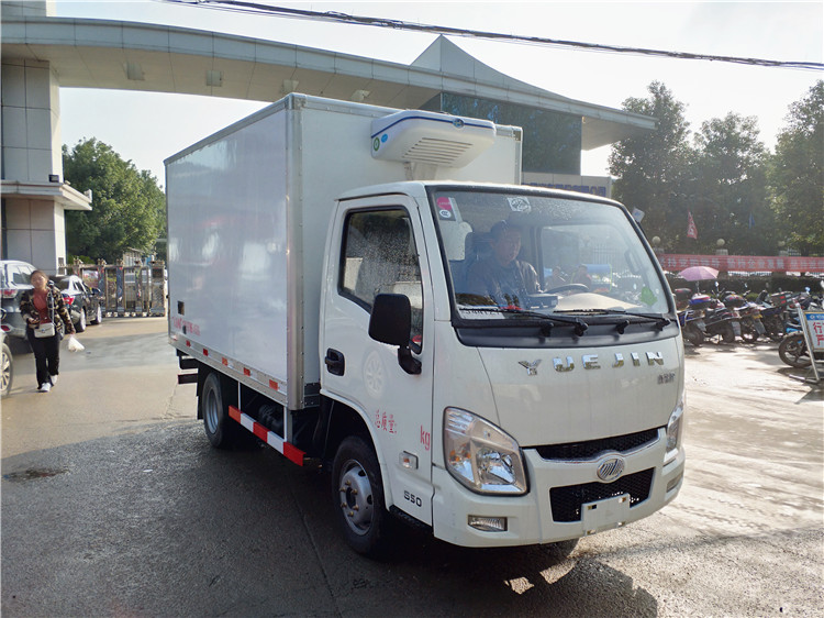 小躍進(jìn)后雙輪柴油冷藏車